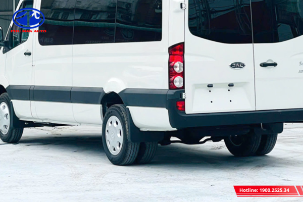 Trang bị lốp đôi bền bỉ, bám đường tốt