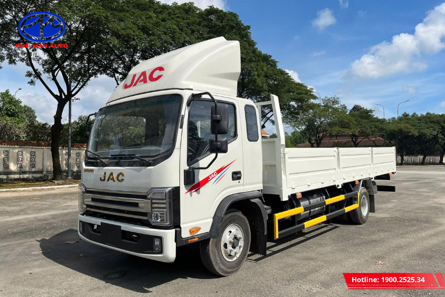 Xe sở hữu cabin vuông vức, mạnh mẽ