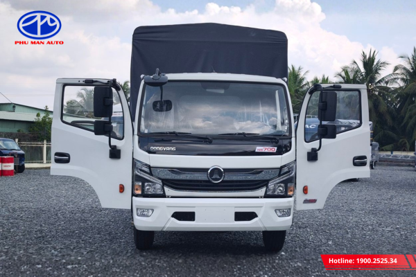 Cabin xe vuông vức, kết hợp cùng đèn pha chiếu sáng
