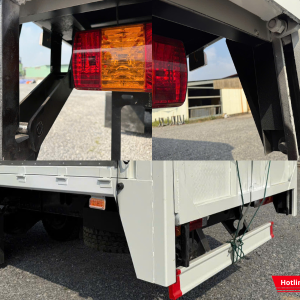 Xe được trang bị bửng nâng giúp nâng hạ hàng hóa nhanh chóng