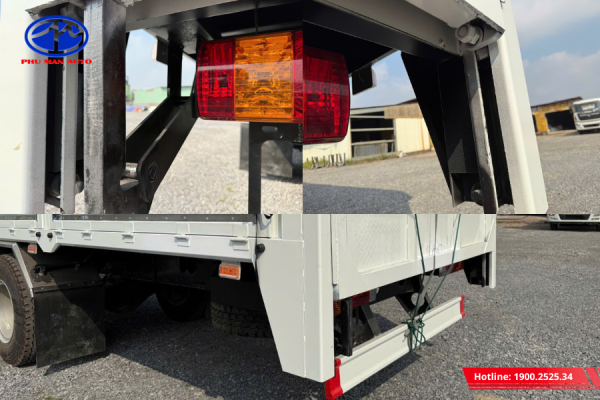 Xe được trang bị bửng nâng giúp nâng hạ hàng hóa nhanh chóng