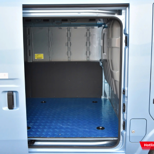 Xe được trang bị cửa hai bên thuận tiện