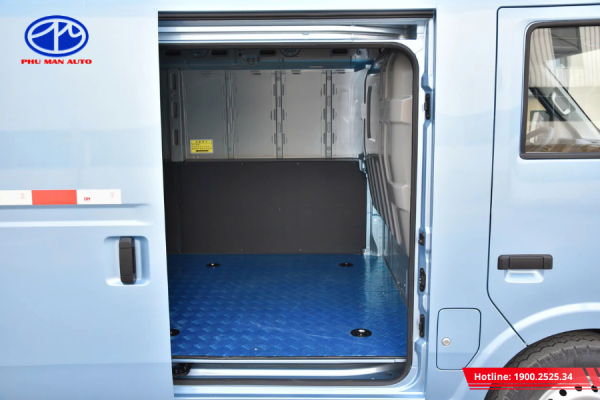Xe được trang bị cửa hai bên thuận tiện