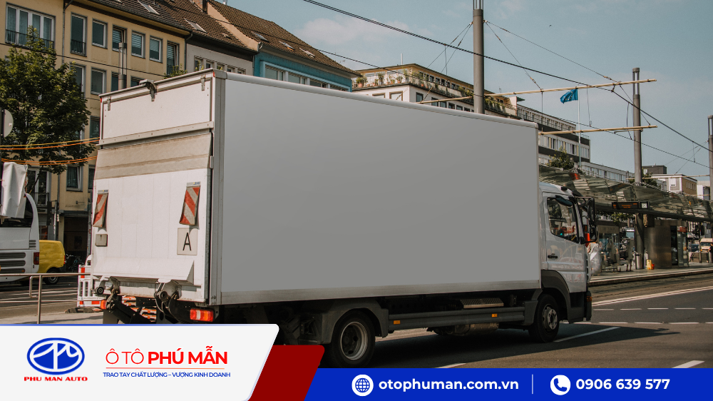 Xe tải nhỏ nhẽ dàng lưu thông di chuyển trong đô thị