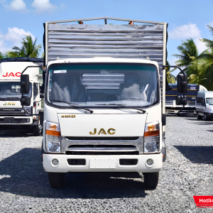 Đầu cabin xe nổi bật với logo JAC và đèn pha bản to chiếu sáng vượt trội