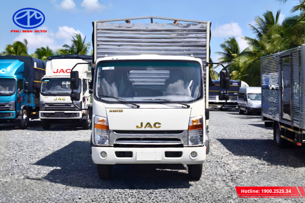 Đầu cabin xe nổi bật với logo JAC và đèn pha bản to chiếu sáng vượt trội