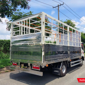 Thùng xe thiết kế mở 3 phía giúp bốc dỡ hàng hóa thuận tiện