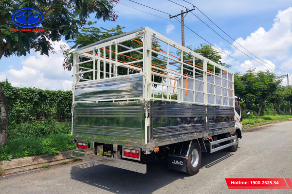 Thùng xe thiết kế mở 3 phía giúp bốc dỡ hàng hóa thuận tiện