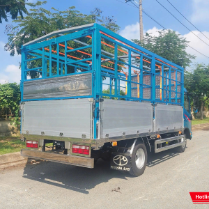 Thùng xe bửng nhôm chắc chắn, chở được nhiều hàng hóa