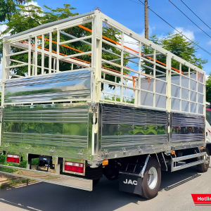 Thùng xe dài 4m5, thiết kế bửng nhôm chắc chắn