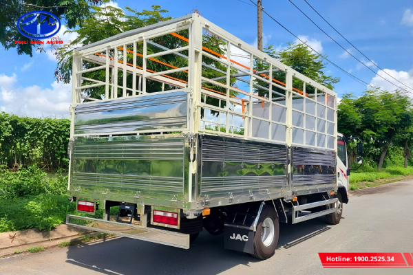 Thùng xe dài 4m5, thiết kế bửng nhôm chắc chắn