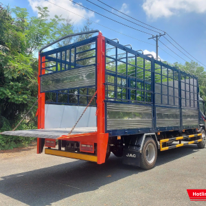 Trang bị bửng nâng thủy lực hỗ trợ nâng hạ hàng hóa