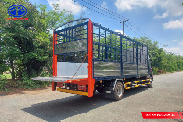 Trang bị bửng nâng thủy lực hỗ trợ nâng hạ hàng hóa
