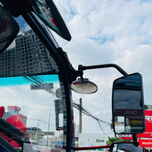 Xe được trang bị gương chiếu hậu bản lớn, giúp tài xế dễ dàng quan sát