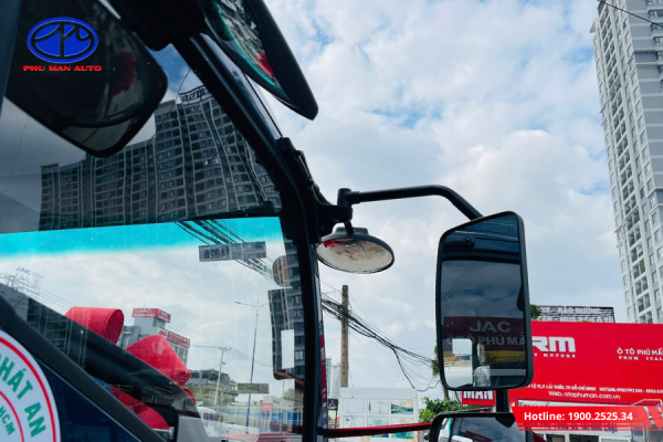 Xe được trang bị gương chiếu hậu bản lớn, giúp tài xế dễ dàng quan sát