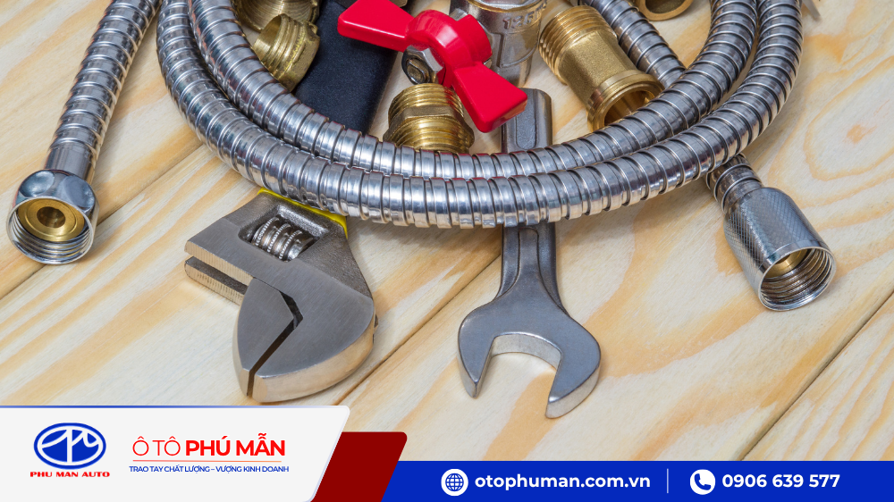 Chuẩn bị đầy đủ dụng cụ trước khi thay nước làm mát xe tải