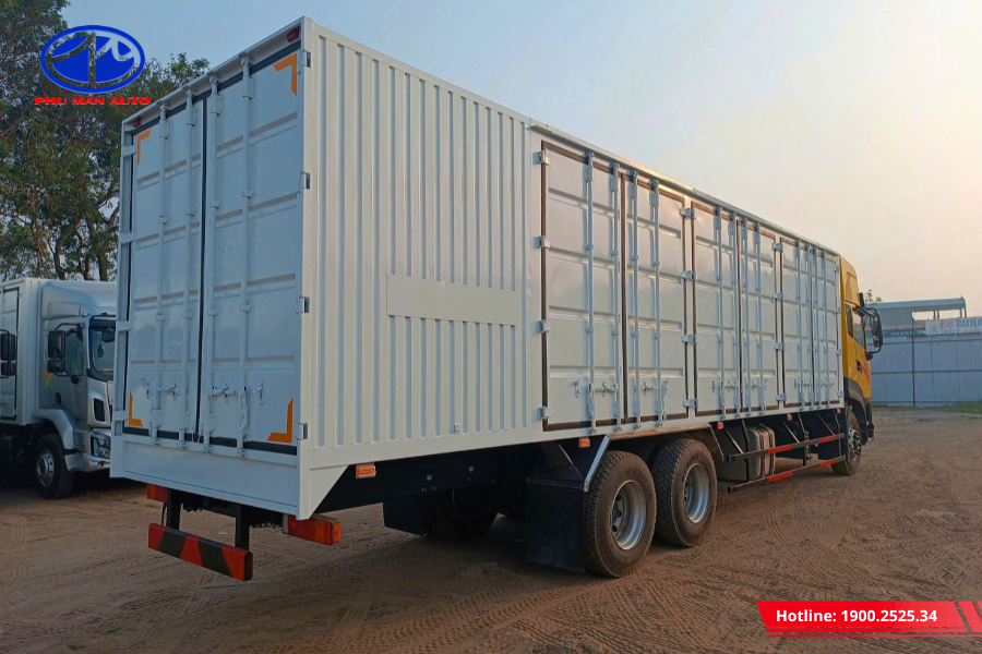 Thiết kế thùng xe lớn và kín giúp bảo quản hàng hóa tối ưu