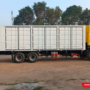 Thùng xe bố trí 3 cửa hông giúp việc bốc dỡ hàng hóa thuận tiện
