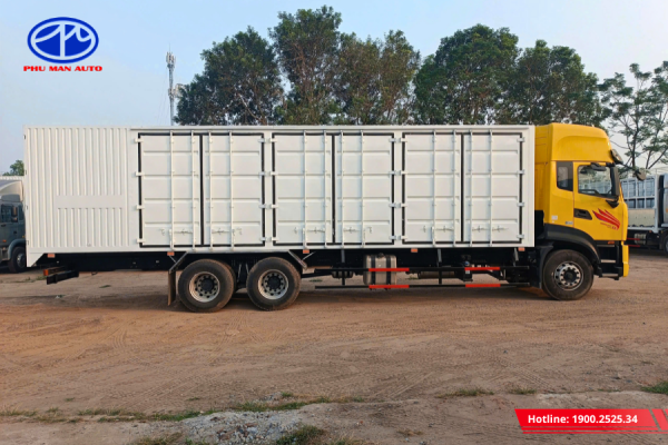 Thùng xe bố trí 3 cửa hông giúp việc bốc dỡ hàng hóa thuận tiện