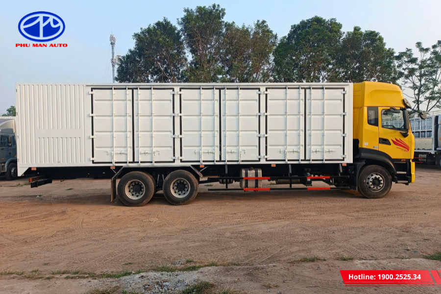Thùng xe bố trí 3 cửa hông giúp việc bốc dỡ hàng hóa thuận tiện