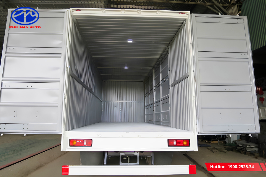 Không gian chứa hàng rộng rãi, thuận tiện sắp xếp hàng hóa