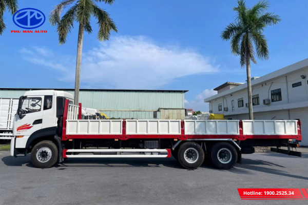 Kích thước thùng xe dài 9m6, chuyên chở được khối hàng lớn