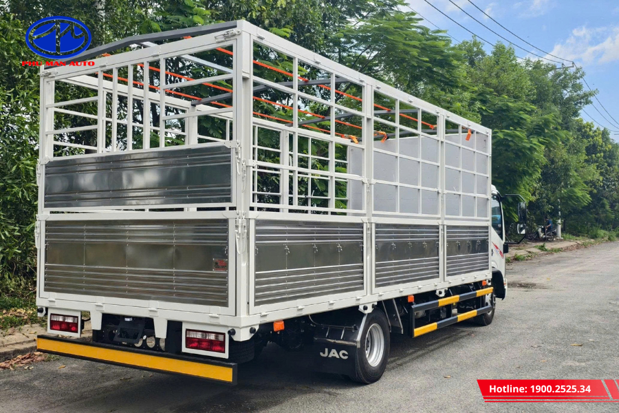 Thiết kế thùng xe rộng rãi, kết hợp mui bạt linh hoạt