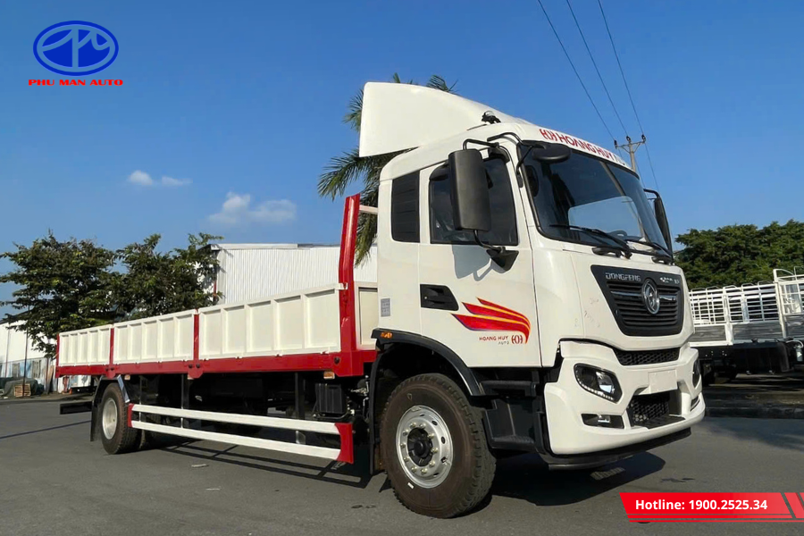 Ngoại thất xe mạnh mẽ, đường nét cứng cáp