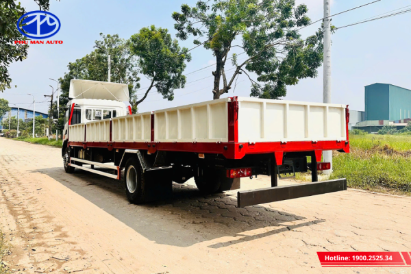 Thành bửng xe được gia công chắc chắn, an toàn cho hàng hóa