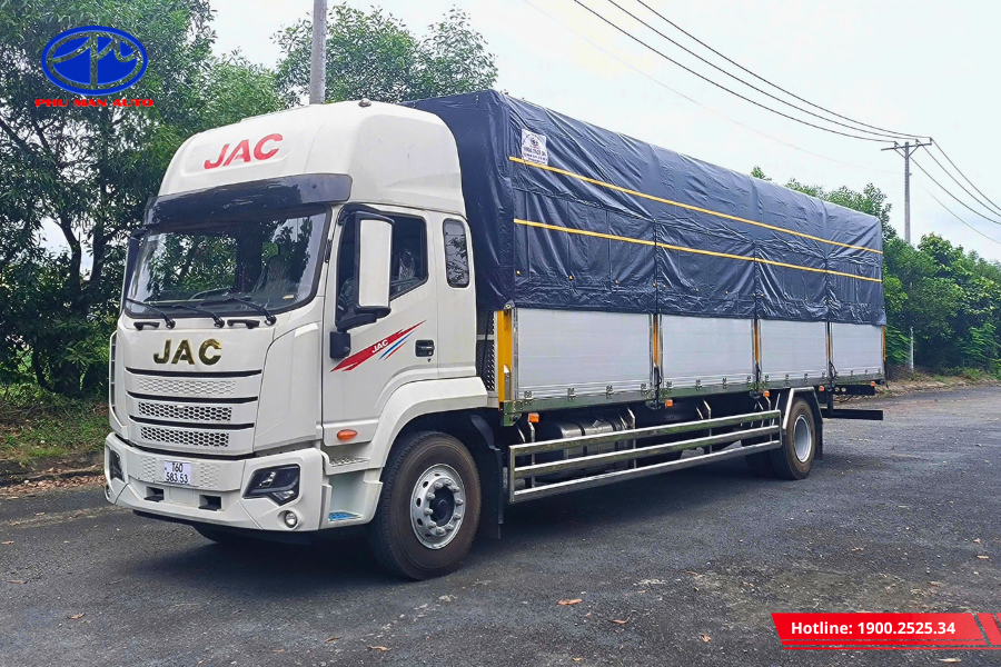 Ngoại thất xe mạnh mẽ hiện đại cũng cabin cao rộng rãi