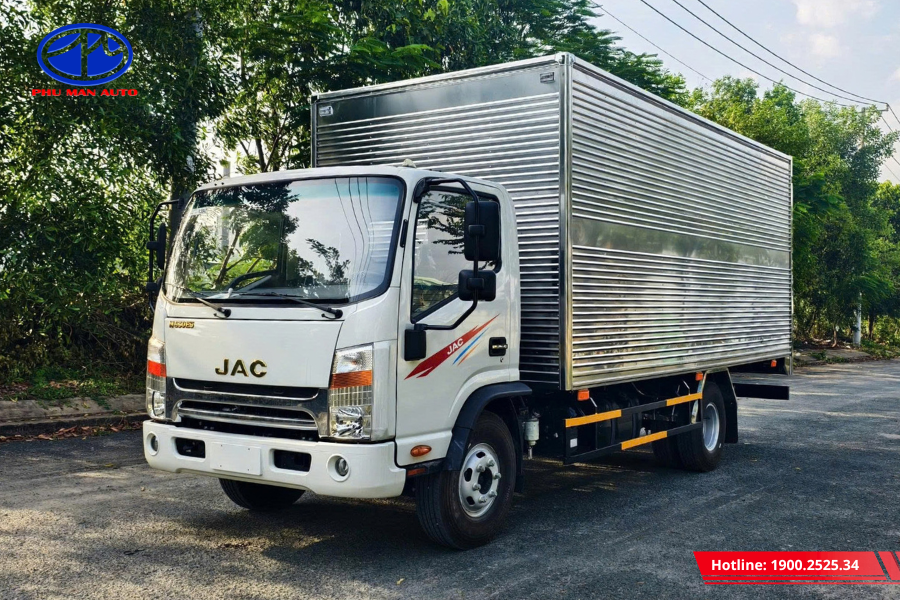 Xe có thiết kế cabin gọn gàng, khung gầm chắc chắn